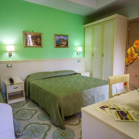 Hotel Rivamare อีสเกีย ภายนอก รูปภาพ