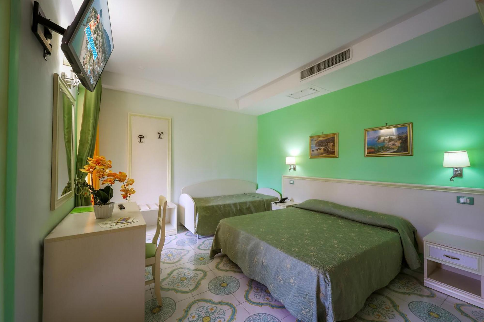 Hotel Rivamare อีสเกีย ภายนอก รูปภาพ