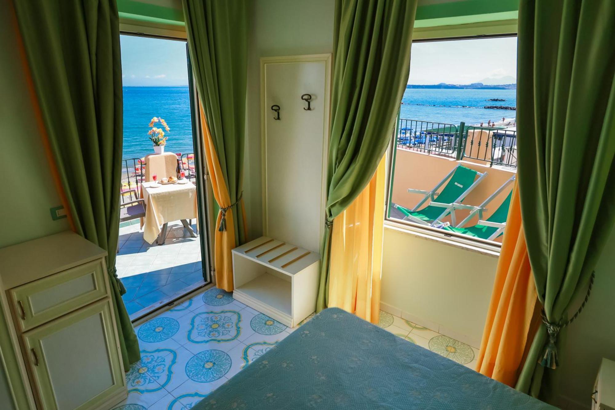Hotel Rivamare อีสเกีย ภายนอก รูปภาพ